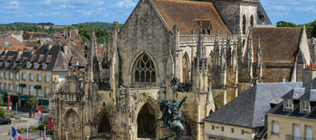 Vue du centre-ville et du patrimoine historique de Falaise dans le Calvados