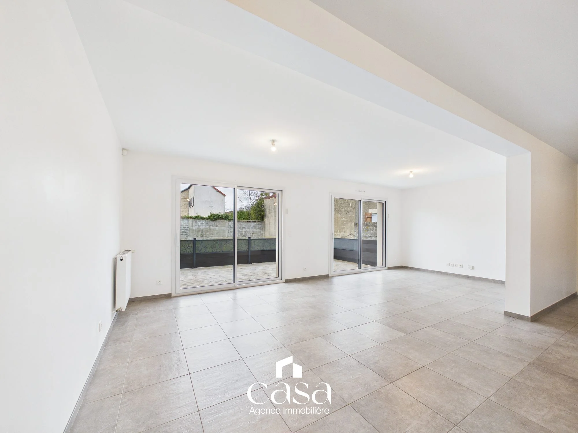 Maison récente de 99 m² – 3 chambres – Pièce de vie 49 m² – Quartier recherché des Charmettes à Mondeville - Agence Casa
