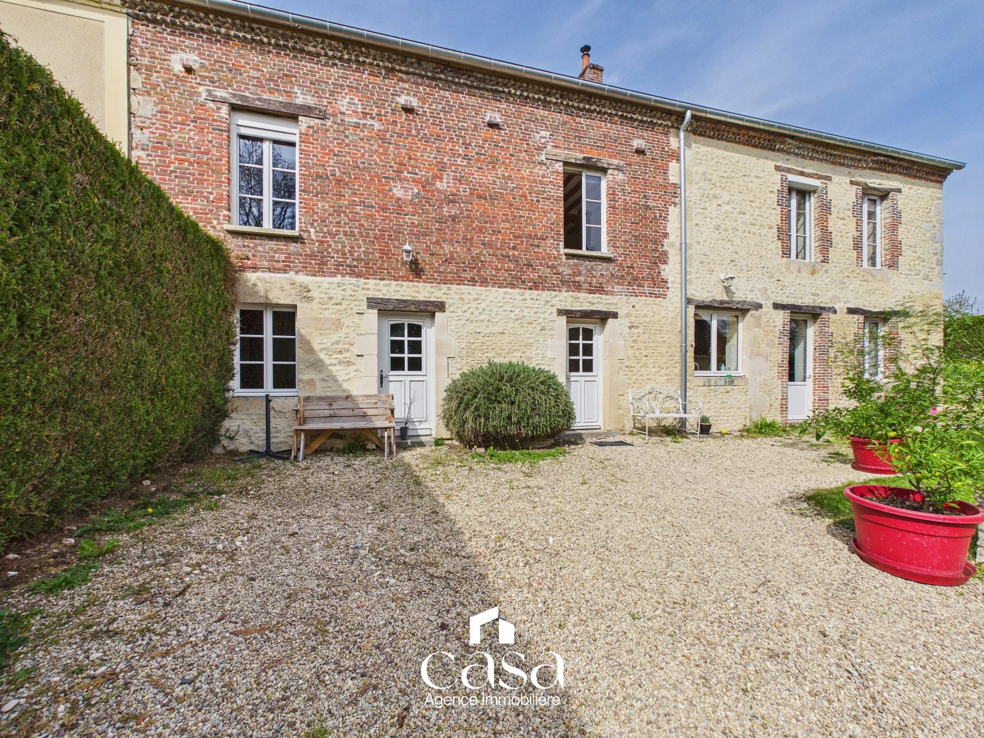 Maison ancienne de 247 m2 rénovée à CROCY - Agence Casa