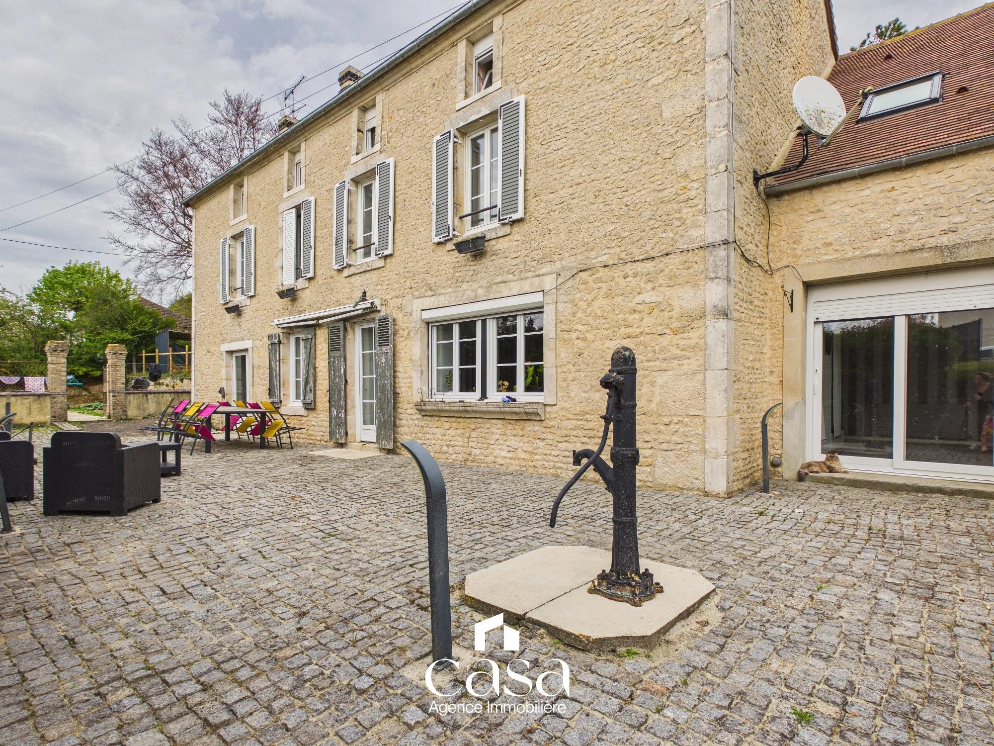 Superbe maison en pierre à CROCY- 250 m2 habitables - Agence Casa