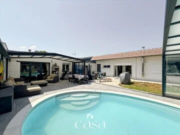 Maison de plain pied de 196 m2- MORTEAUX COULIBOEUF- Agence Casa