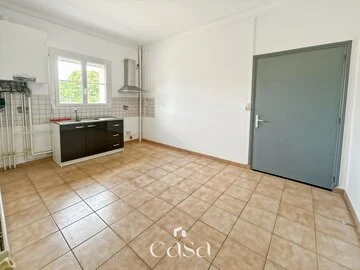 Falaise centre-ville – Superbe T2 rénové avec extérieur privatif, garage et vue sur le château - Agence Casa