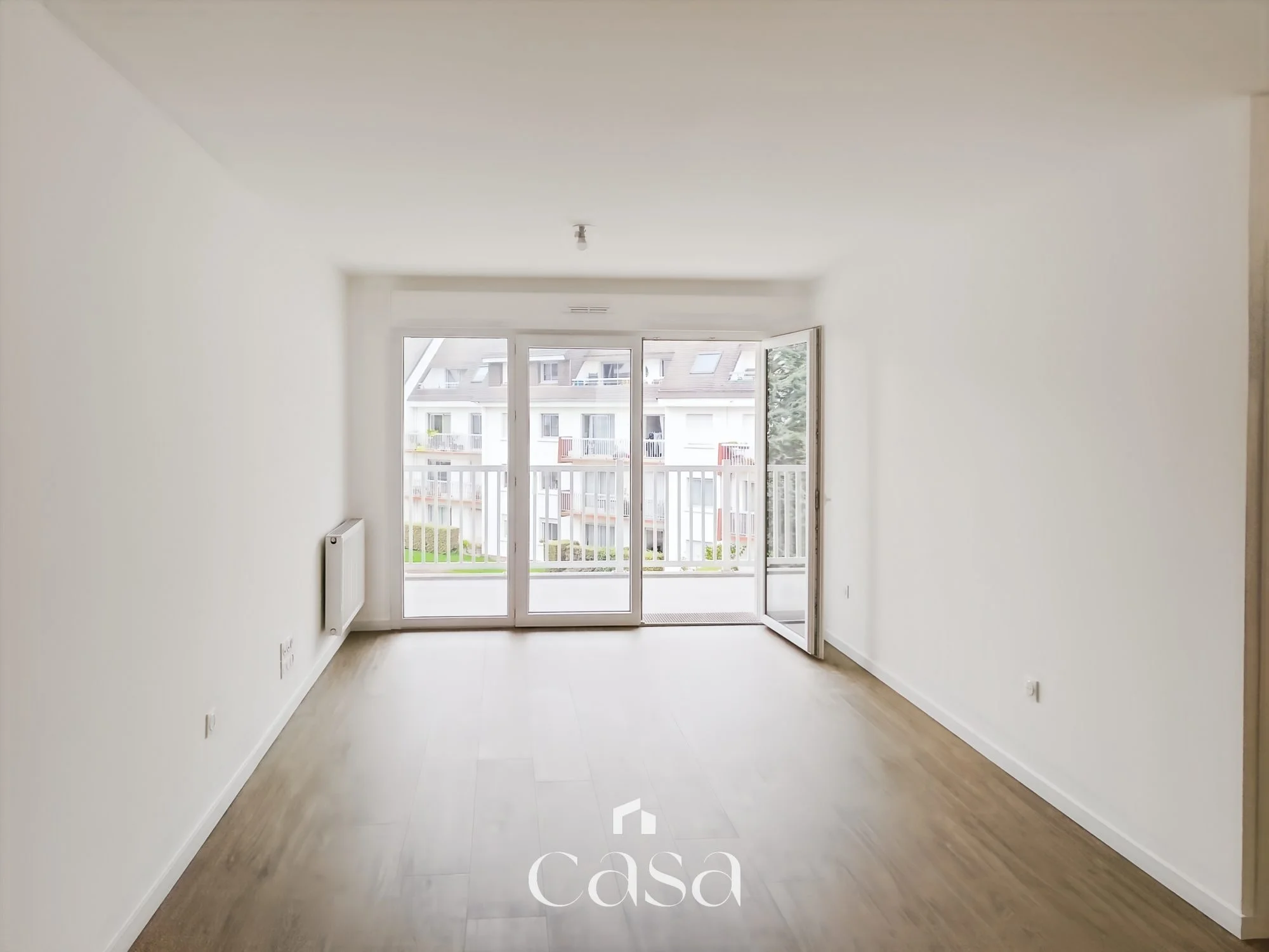 Grand T2 avec balcon, cave et 2 parkings - Agence Casa
