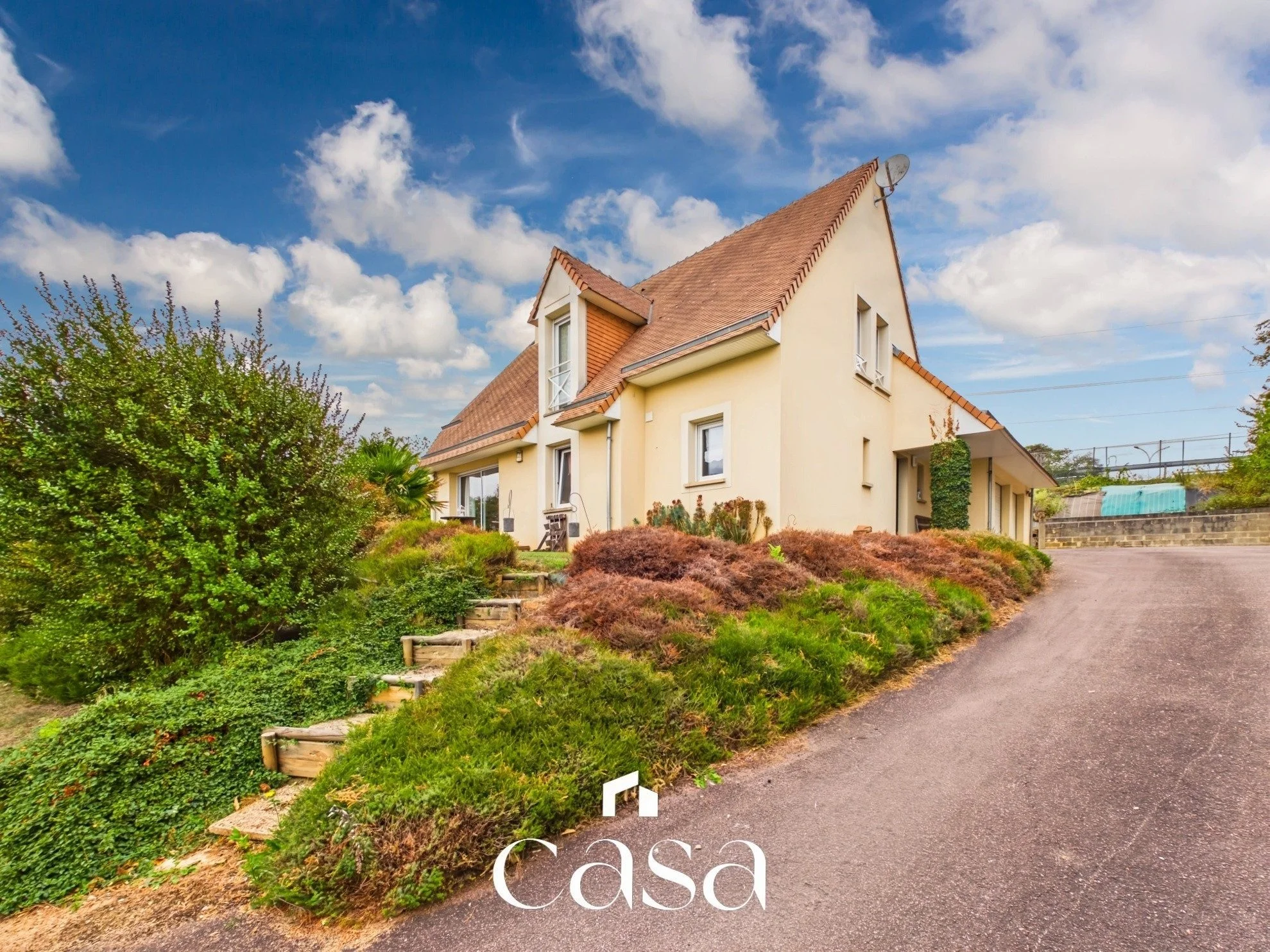 Maison familiale 5 chambres, beaux volumes et terrain de 1 100 m² - Agence Casa